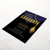 Modern Bold Blue Afstudeerder Pet Afstuderen Folie Uitnodiging (Gedraaid)