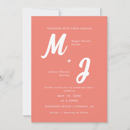 Modern Bold Coral Roze Monogram Huwelijk Kaart (Voorkant)