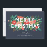 Modern Bold Floral Merry Kerstfamilie Feestdagenkaart<br><div class="desc">Verstuur prachtige, gepersonaliseerde kerstgroeten met deze stijlvolle kaart, met verschillende met de hand getekende bloemelementen (pijnbomen, bloemen, knoppen, pinecones, bladeren en sprigs). De moderne typografie leest "Vrolijk kerstfeest" in wit, en de bladerelementen zijn hieronder gelaagd, met sommige elementen boven de tekst. De sjablonen van de tekst op zowel de voor...</div>