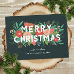 Modern Bold Floral Merry Kerstfamilie Feestdagenkaart<br><div class="desc">Verstuur prachtige, gepersonaliseerde kerstgroeten met deze stijlvolle kaart, met verschillende met de hand getekende bloemelementen (pijnbomen, bloemen, knoppen, pinecones, bladeren en sprigs). De moderne typografie leest "Vrolijk kerstfeest" in wit, en de bladerelementen zijn hieronder gelaagd, met sommige elementen boven de tekst. De sjablonen van de tekst op zowel de voor...</div>