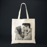 Modern Bold & Fun Typography Custom Photo Wedding Tote Bag<br><div class="desc">Voeg een douanefoto toe. Het fotofilter wordt toegepast. De datum is gewaagde serif typografie. De namen van Bride-aan-zijn en van Groom-aan-zijn zijn in sans serif typografie.</div>