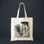 Modern Bold & Fun Typography Custom Photo Wedding Tote Bag<br><div class="desc">Voeg een douanefoto toe. Het fotofilter wordt toegepast. De datum is gewaagde serif typografie. De namen van Bride-aan-zijn en van Groom-aan-zijn zijn in sans serif typografie.</div>