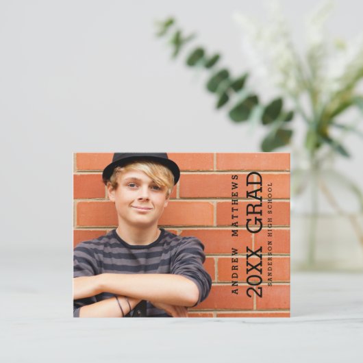 Modern Bold Graduation Party Uitnodiging (Staand voorkant)