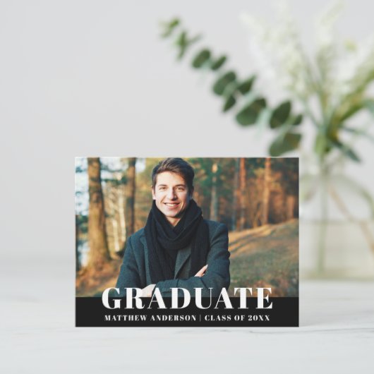 Modern Bold Graduation Party Uitnodiging (Staand voorkant)