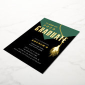 Modern Bold Green Afstudeerder Pet Afstuderen Folie Uitnodiging (Gedraaid)