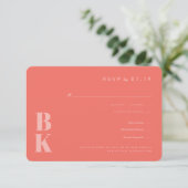 Modern Bold Monogram Koraal Wedding RSVP Informatiekaartje (Staand voorkant)