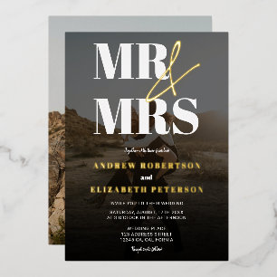 Modern bold Mr Mrs script zwarte foto bruiloft Folie Uitnodiging