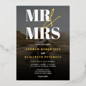 Modern bold Mr Mrs script zwarte foto bruiloft Folie Uitnodiging (Voorkant)