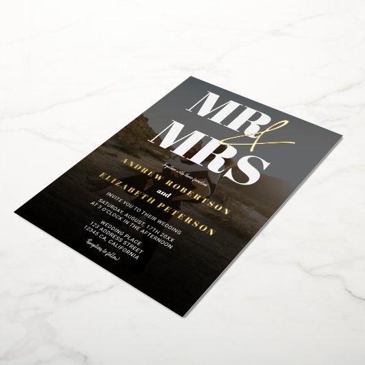 Modern bold Mr Mrs script zwarte foto bruiloft Folie Uitnodiging (Gedraaid)