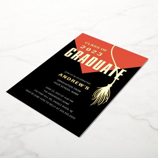 Modern Bold Oranje Afstudeerder Pet Afstuderen Folie Uitnodiging (Gedraaid)