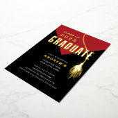 Modern Bold Red Afstudeerder Pet Afstuderen Folie Uitnodiging (Gedraaid)