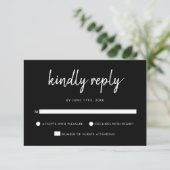 Modern Bold Script Black And White Wedding RSVP Kaartje (Staand voorkant)