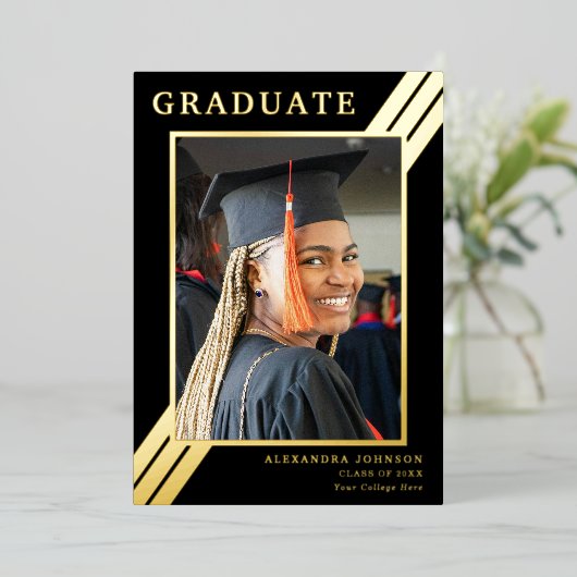 Modern Bold Stripes Afstudeerder Foto Zwart en Gou Folie Uitnodiging (Staand Voorkant)