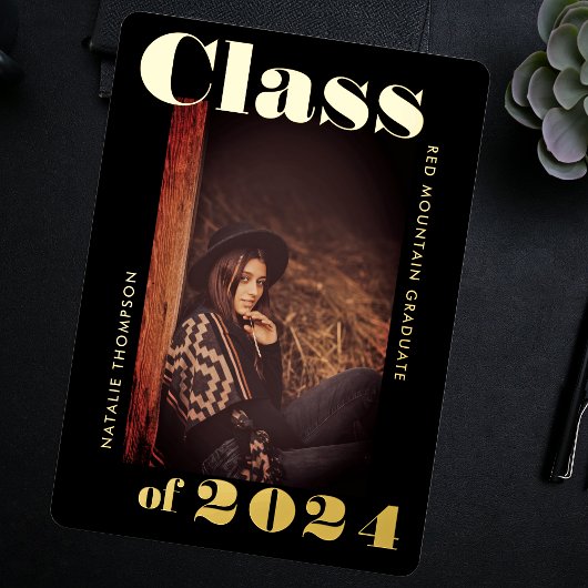 Modern Bold Typography 2024 Graduation Party Zwart Folie Uitnodiging