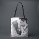 Modern Bold Typography Custom Photo Wedding Tote Bag<br><div class="desc">Voeg een douanefoto toe. Het malplaatje van de foto heeft een filter. De datum is gewaagde serif typografie. De namen van Bride-aan-zijn en van Groom-aan-zijn zijn in sans serif typografie.</div>