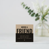 Modern Bold Verwijs een Vriend Kraft-Document Verw Vierkante Visitekaartje (Staand voorkant)