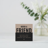 Modern Bold Verwijs een Vriend Verwijzing Korting Vierkante Visitekaartje (Staand voorkant)