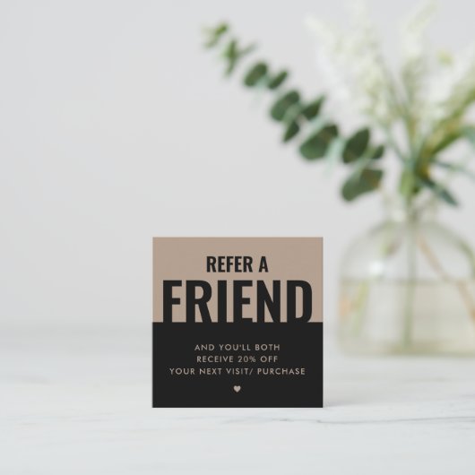 Modern Bold Verwijs een Vriend Verwijzing Korting Vierkante Visitekaartje (Staand voorkant)