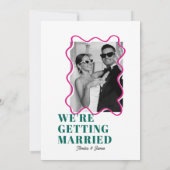 modern Bold Wavy funky Donkergroen & Roze Bruiloft Kaart (Achterkant)