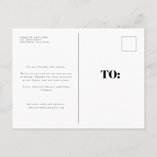 Modern Bold Wedding Postponement verander de datum Aankondigingskaart (Achterkant)