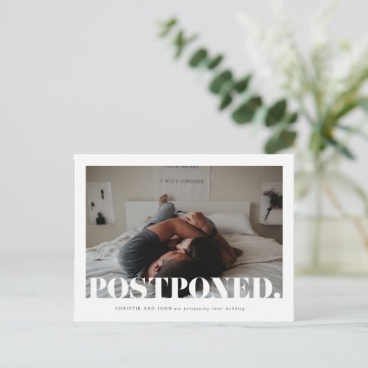 Modern Bold Wedding Postponement verander de datum Aankondigingskaart (Staand voorkant)