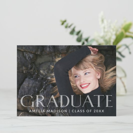 Modern Bold White Transparant Text Afstudeerder 2 Aankondiging (Staand voorkant)