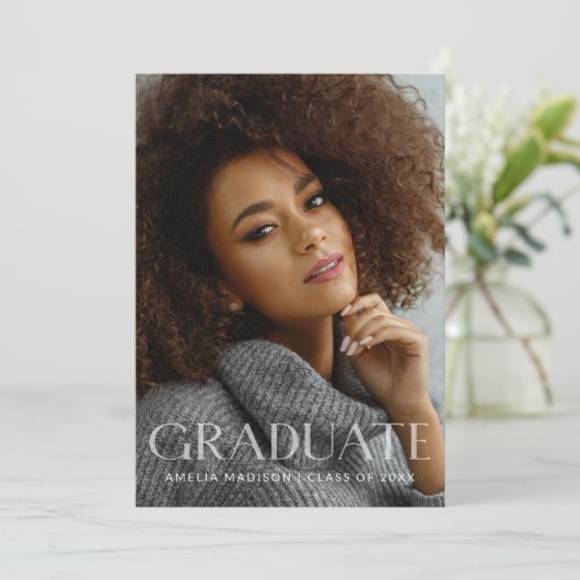 Modern Bold White Transparant Text Afstudeerder Fo Aankondiging (Staand voorkant)