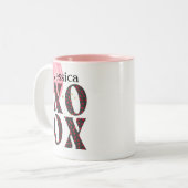 Modern Bold XOXO Happy Valentines Day Gift Tweekleurige Koffiemok (Voorkant links)