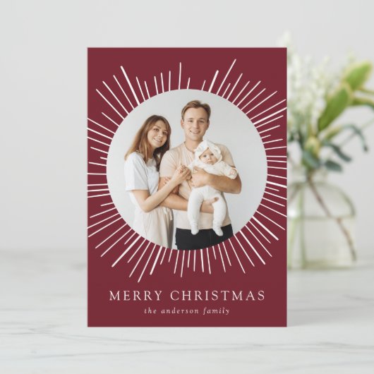 Modern Bourgondië Sunburst Vrolijk Kerstfeest 2 Fo Feestdagenkaart (Staand voorkant)