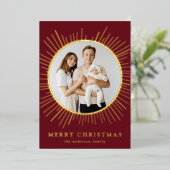 Modern Bourgondië Sunburst Vrolijk Kerstfeest 2 Fo Folie Feestdagenkaart (Staand Voorkant)