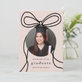 Modern Bow Blush Photo Afstuderen Bewaar de datum Aankondiging (Staand voorkant)