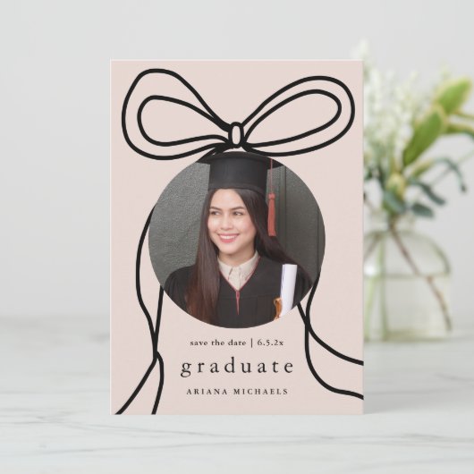 Modern Bow Blush Photo Afstuderen Bewaar de datum Aankondiging (Staand voorkant)