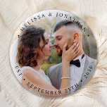 Modern Bride Groom Simple Photo Wedding Ronde Button 5,7 Cm<br><div class="desc">Voeg de afsluitende aanraking aan uw bruiloft met deze moderne en eenvoudige douanefotofknopen toe. Perfect als bruiloft voor al je gasten. Pas deze trouwknopen met uw favoriete foto van het verloving aan, pas foto, en personaliseer met naam en datum. Bekijk ons trouwende collectie voor huwelijksgunsten, pasgetrouwde cadeautjes en gewoon gehuwde...</div>