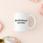 Modern Bridesmaid Custom Name Coffee Mok<br><div class="desc">Stijlvolle,  moderne en elegante lettertypen met moderne en aanpasbare lettertypen. Personaliseer met gekanteld,  naam of datum.</div>