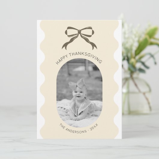 Modern Brown Bow geschulpte Thanksgiving Foto Feestdagenkaart (Staand voorkant)