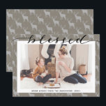 Modern Brown Grey Chic Script BLESSED minimalist Feestdagenkaart<br><div class="desc">Modern Brown Gray Script BLESSED minimalist Photo Holiday Kaart. Verstuur aanpasbare en gepersonaliseerde vakantiegroeten naar vrienden, collega's en familie in eenvoudige, stijlvolle, elegante en moderne, feestelijke, minimalistische stijlkaarten voor het fotoontwerp! Een prachtige kalligrafie van "gezegend" lijsten je foto vooraan. Onder foto kenmerkt uw bericht van de douanegroet van uw familienaam...</div>