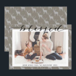 Modern Brown Grey Chic Script BLESSED minimalist Feestdagenkaart<br><div class="desc">Modern Brown Gray Script BLESSED minimalist Photo Holiday Kaart. Verstuur aanpasbare en gepersonaliseerde vakantiegroeten naar vrienden, collega's en familie in eenvoudige, stijlvolle, elegante en moderne, feestelijke, minimalistische stijlkaarten voor het fotoontwerp! Een prachtige kalligrafie van "gezegend" lijsten je foto vooraan. Onder foto kenmerkt uw bericht van de douanegroet van uw familienaam...</div>