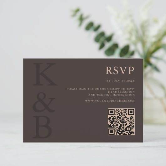 Modern Brown Monogram Minimalist Wedding RSVP Kaartje (Staand voorkant)