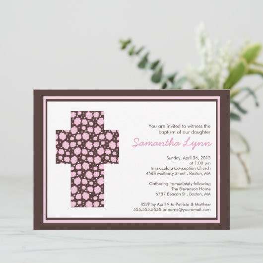 Modern Brown Pink Cross Girls Baptism Uitnodiging (Staand voorkant)