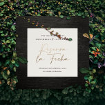 Modern bruiloft Reserva la Fecha crème Gold Save The Date<br><div class="desc">Moderne typografie gewaagde bruiloft Reserva la Fecha kaart. Met moderne,  elegante typografie en gestript backer design. De kleuren kunnen worden aangepast. Moderne goudeffectscripttekst met elegant effect.</div>