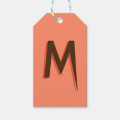 Modern Bruin 3D Tekst Initiaal Letter | Zalmroze Cadeaulabel (Voorkant)