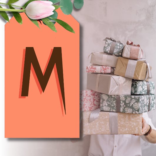 Modern Bruin 3D Tekst Initiaal Letter | Zalmroze Cadeaulabel