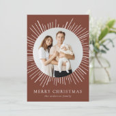 Modern Bruin Sunburst Vrolijk Kerstfeest 2 Foto Feestdagenkaart (Staand voorkant)