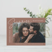 Modern bruin Surprise Photo Verloving Aankondiging (Staand voorkant)