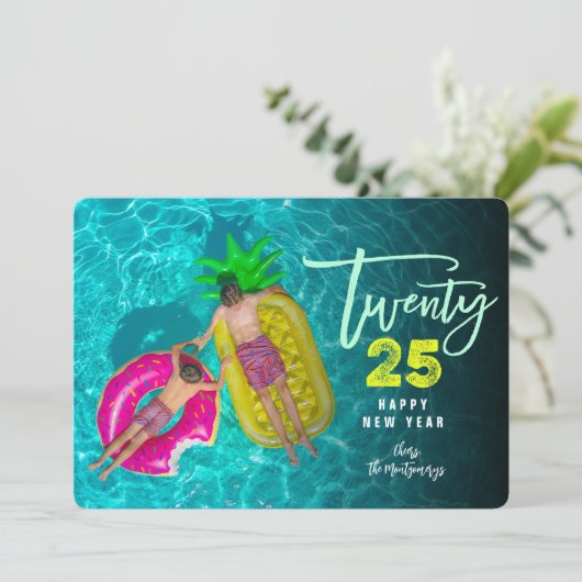 Modern Brush Script 2025 Typografie Nieuwjaarsfoto Feestdagenkaart (Staand voorkant)