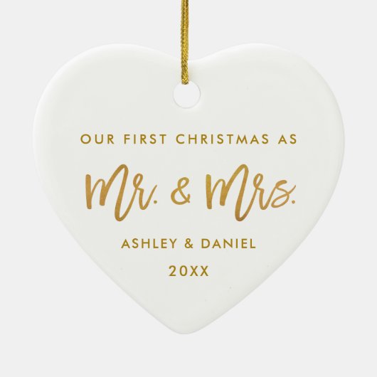 Modern Brush Script Gold First Kerstmis, Mrs. Keramisch Ornament (Achterkant)