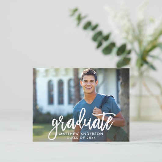 Modern Brush Script Graduation Party Uitnodiging Briefkaart (Staand voorkant)