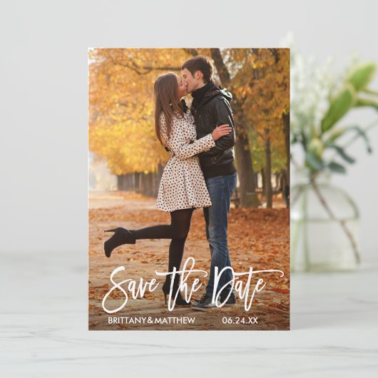 Modern Brush Script Koppelfoto Save The Date (Staand voorkant)
