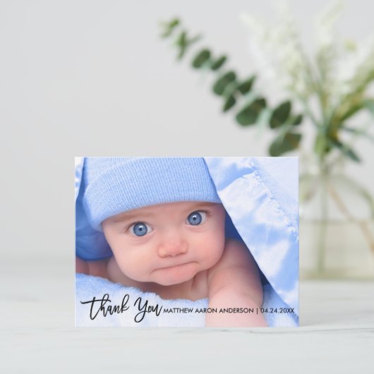 Modern Brush Script Nieuwe Baby Dank je wel B Aankondigingskaart (Staand voorkant)