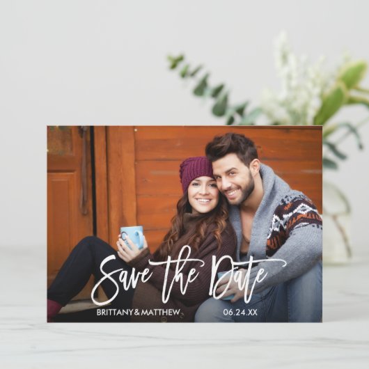 Modern Brush Script Paar Foto Verloving Save The Date (Staand voorkant)